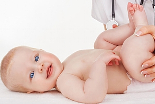 התנוחות הטובות ביותר להקלה על גזים ושיהוקים אצל תינוקות