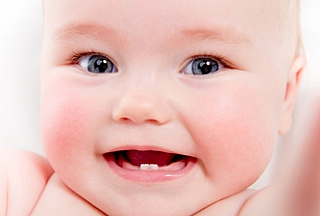 התינוק בוכה? כך תזהו אם אלו כאבים של בקיעת שיניים