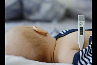 מה גורם לחום מתחת לגיל חצי שנה?