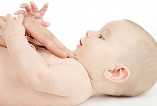עיסוי תינוקות להקלה על גזים
