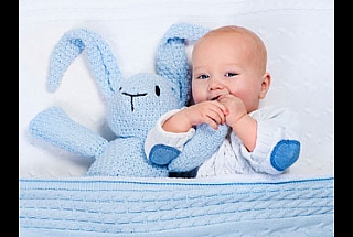 תינוק סובל מכאב שיניים