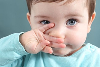 לתינוק יש נזלת בלי חום. האם הוא חולה?
