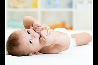 האם יש קשר בין נזלת ובקיעת שיניים אצל תינוקות?