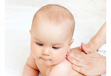 עיסוי תינוקות: שיטה טבעית להקלה על גזים עיסוי תינוקות: שיטה טבעית להקלה על גזים