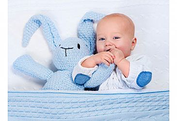 תינוק סובל מכאב שיניים תינוק סובל מכאב שיניים